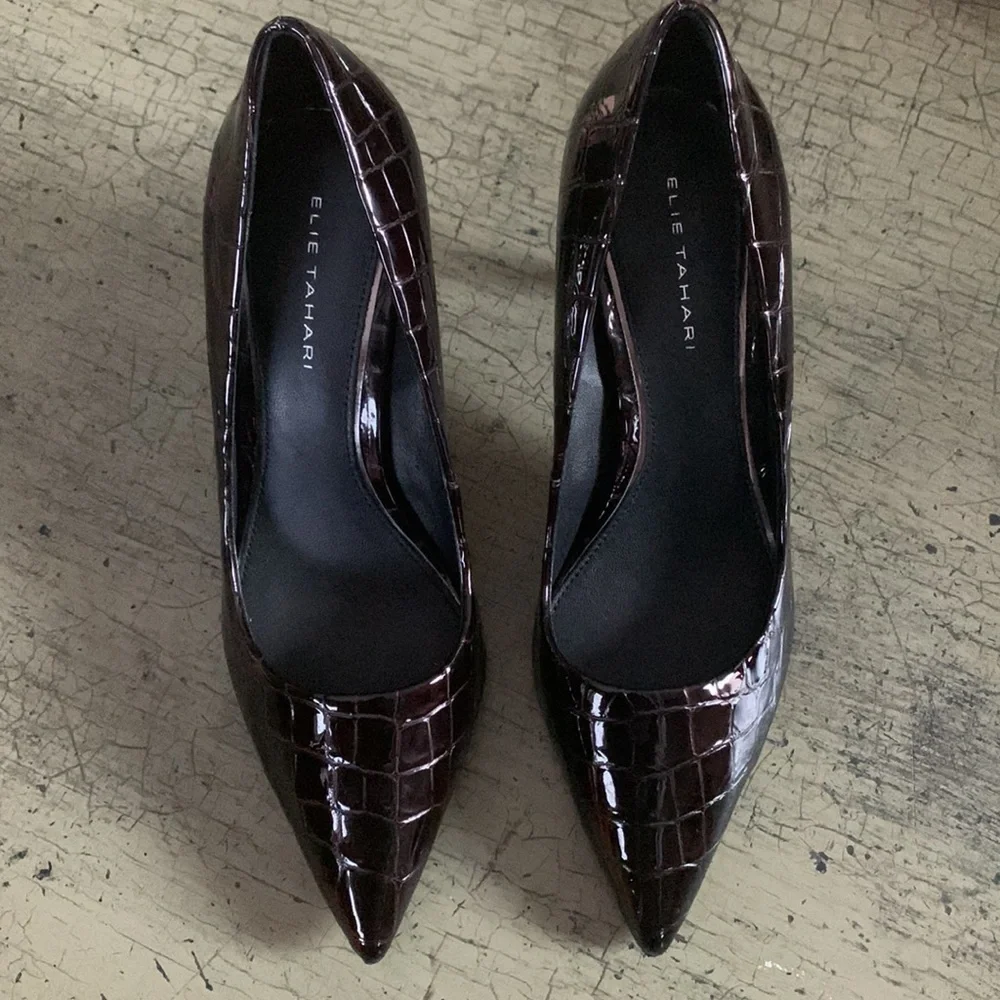 NWOB ELIE TAHARI Roma Crocodile Embossed Patent Leather Pumps